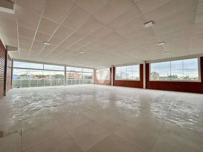 Ampla sala comercial com estacionamento para locação no bairro Camobi.