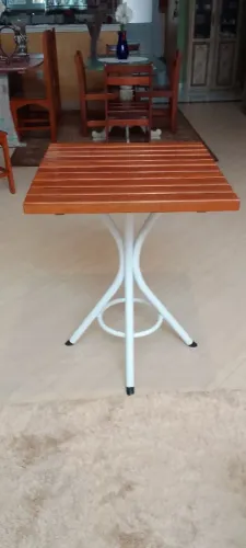 Mesa com tampo de madeira e pés curvos