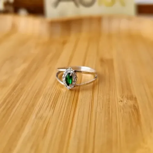 Anel Clássico na pedra verde em Prata 950