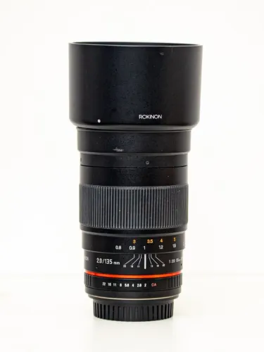 Lente Rokinon (Samyang) 135mm f/2 para Canon EF manual com chip de foco
