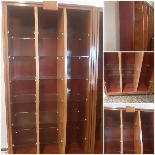 Movel de Madeira com Prateleiras de Vidro - Elegância e Charme