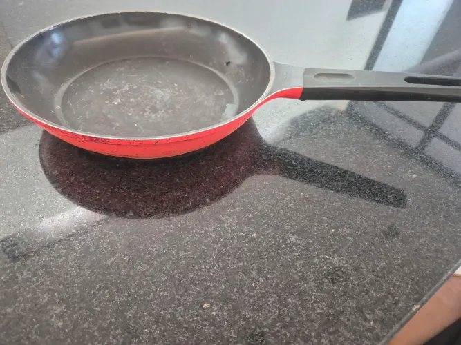 Frigideira antiaderente laranja feito na Coreia