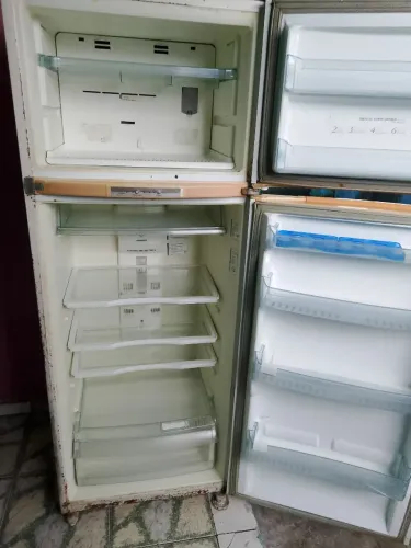Vende-se uma Geladeira (Gelo Feco ) Com marcas de Uso