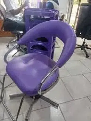 Cadeira de salão e carrinho auxiliar