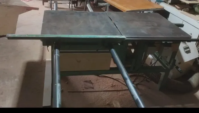 Máquina pre-fabricada para marcenaria ou para fabricação de móveis ou artesanato.