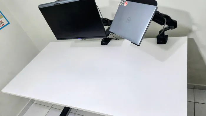 Mesa com regulagem de altura elétrica Slikdesk Lift