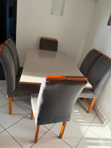Mesa de jantar com 6 cadeiras na cor cinza