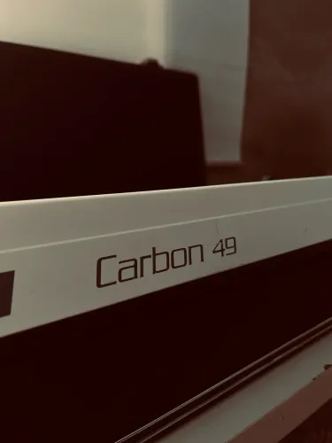 Teclado - Controlador MIDI - SAMSON CARBON 49