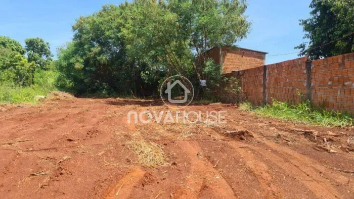 TERRENO COM CAÍDA PRA FRENTE. SOL NASCENTE. PRÓXIMO DO ASFALTO.