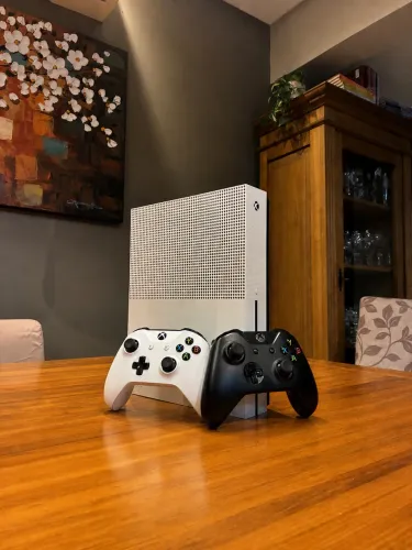 XBOX ONE S 500gb + 2 CONTROLES