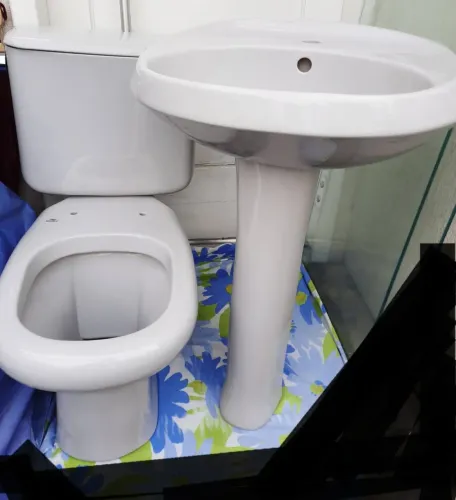 Jogo sanitário Vaso acoplado completo cinza e pia