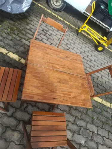 Jogo de mesa e Cadeiras de madeira