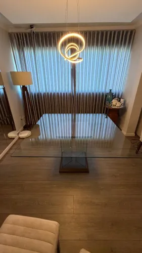 Vendo mesa para 8 lugares, 1,50 x 1,50.