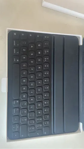 estou vendendo esse Teclado smart Keyboard fólio Para ipads Airs