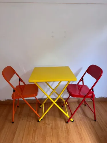 mesa dobrável com 2 cadeiras