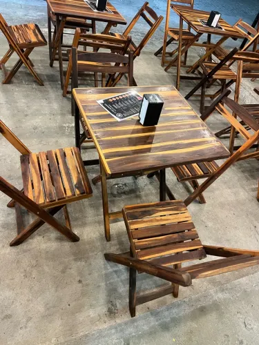 Mesa de Madeira com 4 cadeiras 
