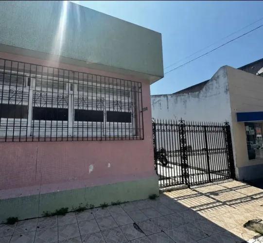 CASA EM RUA PÚBLICA - CIRURGIA