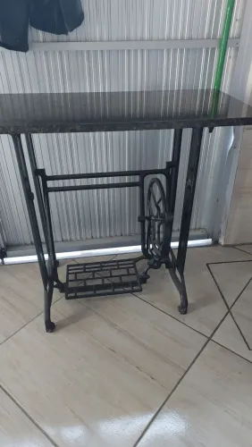 Pe de máquina de ferro. 
