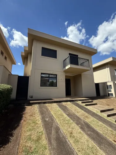 Casa sobrado de 202m² com 03 suítes à venda em condomínio - Vila do Golf