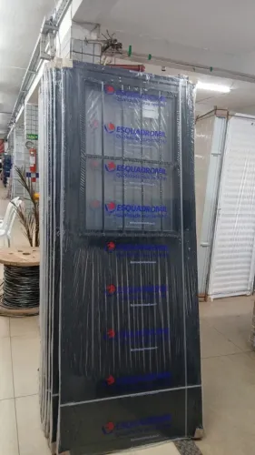 Perfeita p/ sua residência - Porta de Alumínio Lambril com Grade e Vidro R$900 a vista 