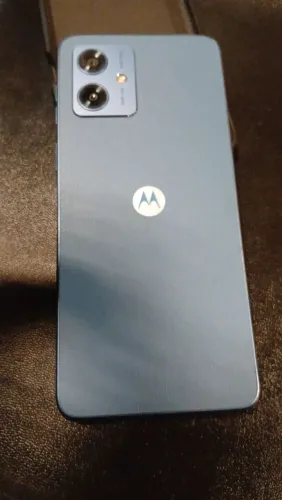 Celular em perfeito estado,com um trinco na tela