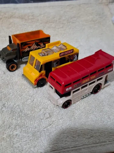 Kit com 3 HotWheels diversos