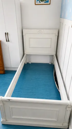 Cama usada de madeira 