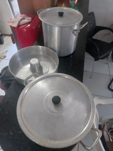 Vendo um conjunto de panela industrial caldeirão, panela e forma para bolos
