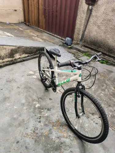 Vende bicicleta aro 26. Ou troca por outra aro 29. Volto diferença....