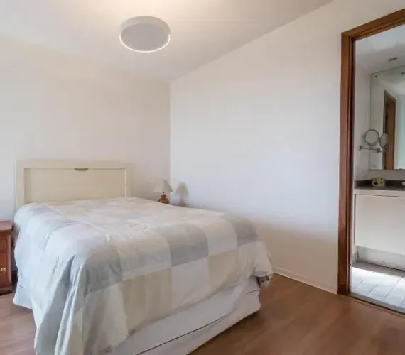 Cama box casal com pillow top e cabeceira em excelente estado