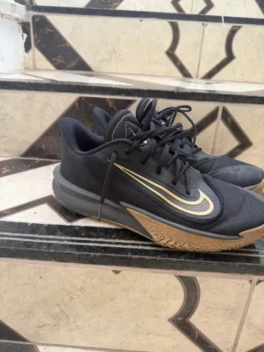 Vende-se 2 pares de tênis semi novo .. os 2 pares por 500