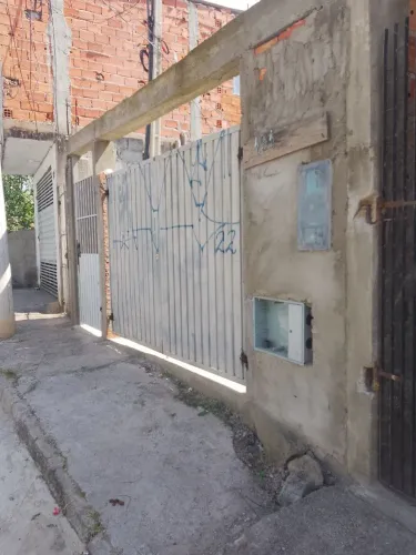 Vende-se terreno com um cômodo grande.