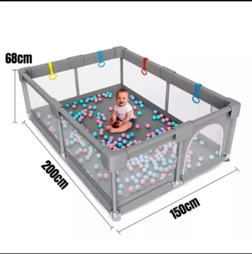 Cercadinho de bebê gigante com objetos extras