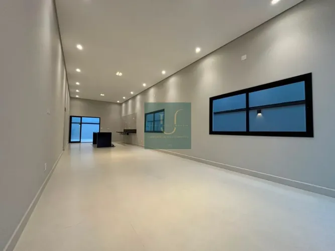 Casa de condomínio, 03 quartos sendo 01 suíte, 03 vagas da garagem e 180m2