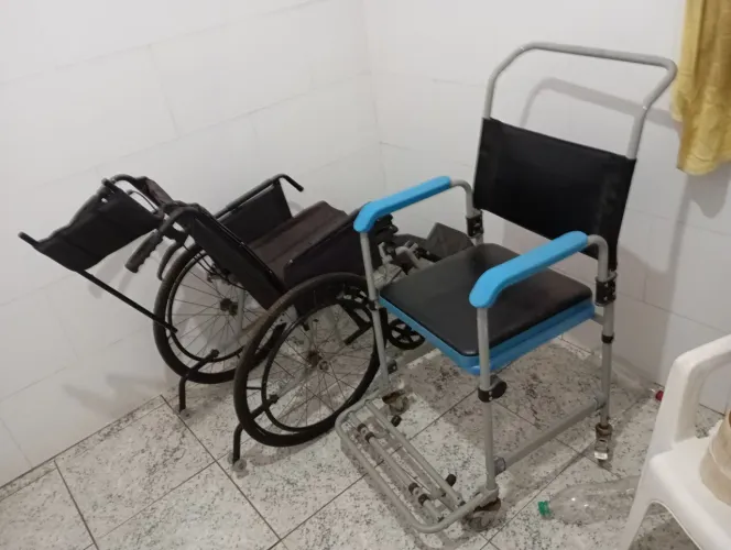 Cadeira de rodas e cadeira de banho