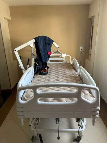 Cama hospitalar 3 manivelas pouco usada com colchão pneumático.