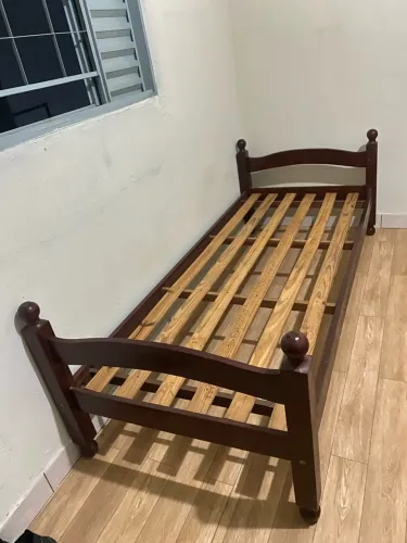 Cama de madeira solteiro seminova