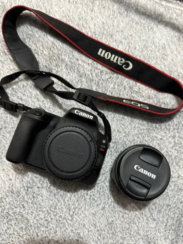 Camera Canon sl2 + lente Yongnuo 50mm + Flash Godox TT520 + Brindes