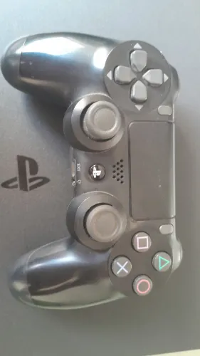 Ps4 slim, 4 jogos de CD, um controle, precisa trocar a pasta termica