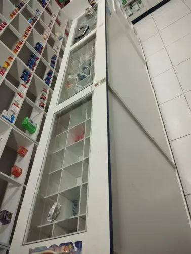 VENDE-SE MOBILIA E ESTRUTURA COMPLETA DE FARMÁCIA 