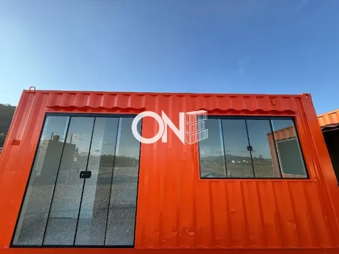 Escritório compacto em container 