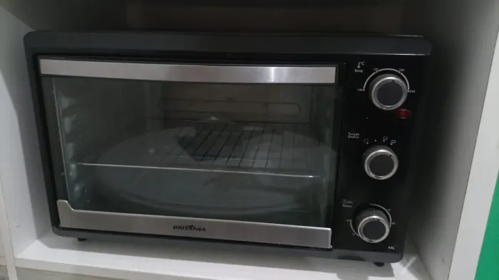 Forno elétrico de bancada Britânia com timer 44L novinho troco por algo do meu interesse 
