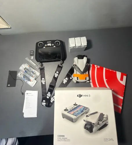 DJI MINI 3 FLY MORE COMBO + CONTROLE DJI RC COM TELA ? KIT COMPLETO E COM ACESSÓRIOS!