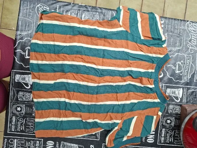 camisa verde e marrom