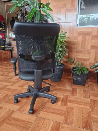 Cadeira de escritório confortável em excelente estado