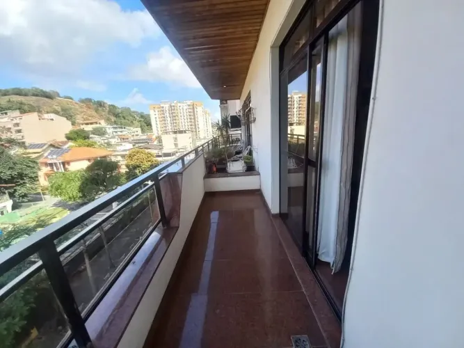 Imóvel para venda possui 304 metros quadrados com 4 quartos em Centro - São Gonçalo - RJ