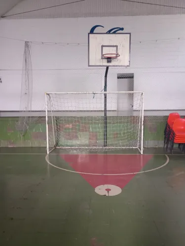 Traves de futebol com de basquete 