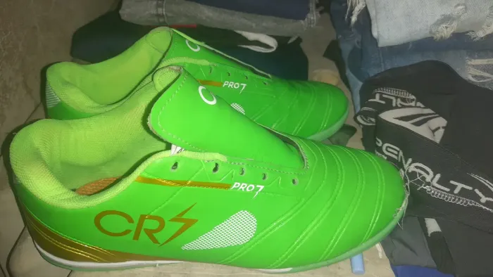 Tenis do CR7 disponível pra venda tamanho 42