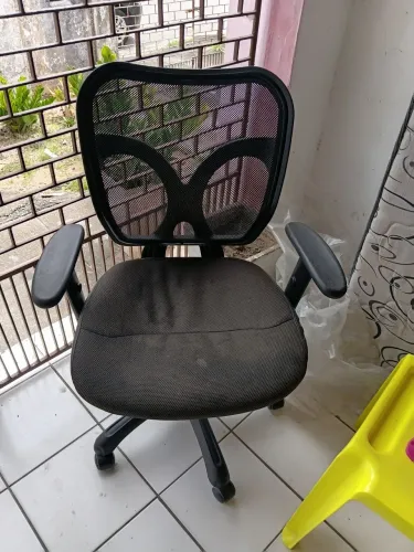 Vende-se está cadeira de escritório giratória
