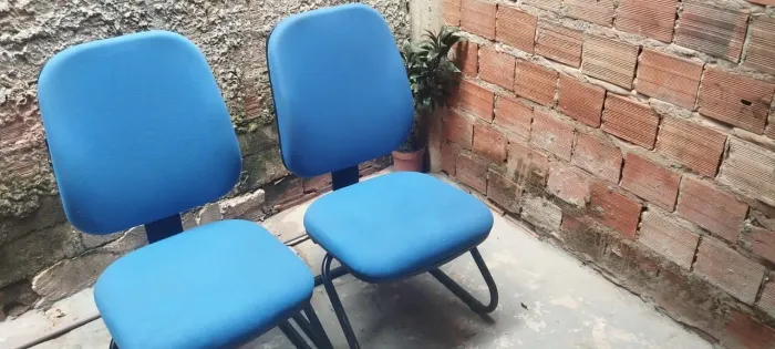 Vendo 4 cadeiras estofadas 